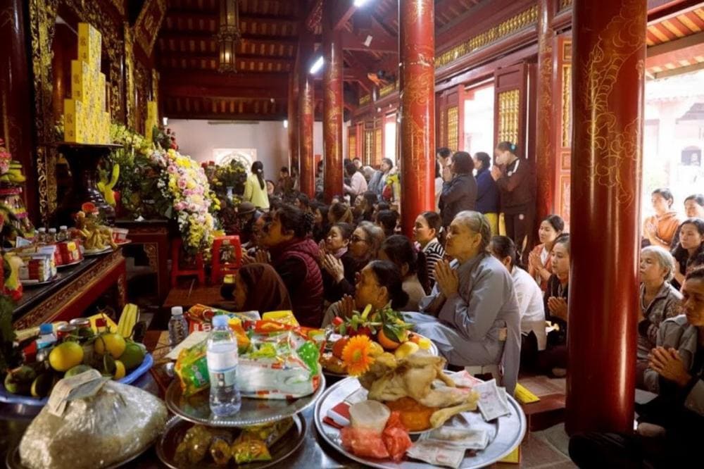 Nghi lễ cúng bái trang nghiêm tại Đền Ông Hoàng Mười, cầu mong sức khỏe, bình an.